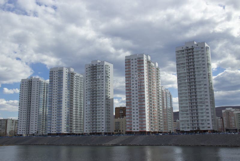 Υψηλά multi-storey κατοικημένα κτήρια στην όχθη ποταμού στοκ φωτογραφία με δικαίωμα ελεύθερης χρήσης Υψηλά multi-storey κατοικημένα κτήρια στην όχθη ποταμού στοκ φωτογραφία με δικαίωμα ελεύθερης χρήσης