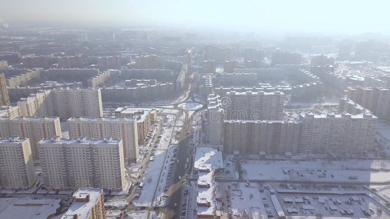 Υψηλά κατοικημένα κτήρια ανόδου κατά την εναέρια άποψη χειμερινών πόλεων Υποδομή πόλεων κατά τη σύγχρονη άποψη κηφήνων κωμοπόλεων