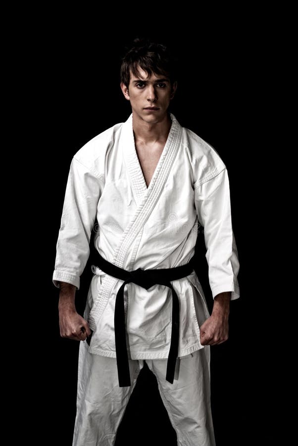 Υψηλός karate αντίθεσης αρσενικός μαχητής στο Μαύρο στοκ φωτογραφία με δικαίωμα ελεύθερης χρήσης