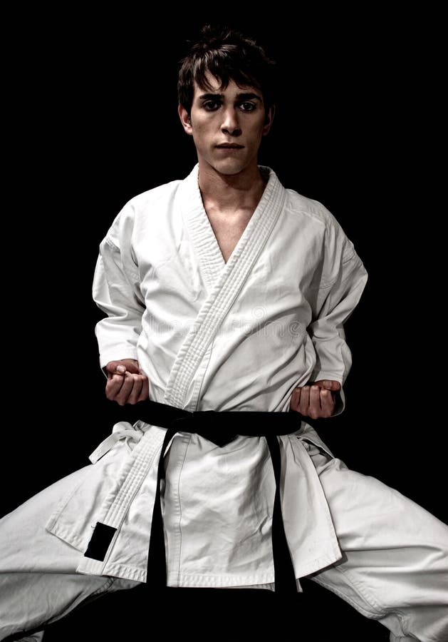 Υψηλός karate αντίθεσης νέος αρσενικός μαχητής στο Μαύρο στοκ φωτογραφία