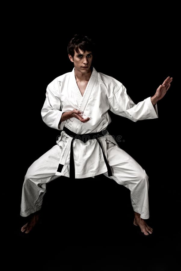 Υψηλός karate αντίθεσης νέος αρσενικός μαχητής στο Μαύρο στοκ εικόνες με δικαίωμα ελεύθερης χρήσης