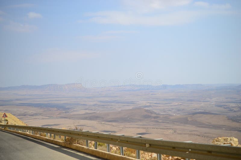 Υψηλός δρόμος επί της ουσίας του κρατήρα Makhtesh Ramon, Mitzpe Ramon, έρημος Negev, Ισραήλ στοκ εικόνες Υψηλός δρόμος επί της ουσίας του κρατήρα Makhtesh Ramon, Mitzpe Ramon, έρημος Negev, Ισραήλ στοκ εικόνες
