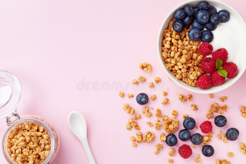 Υψηλός - πρωτεΐνη και σπιτικά πατατάκια granola προγευμάτων διατροφής με το σμέουρο, το βακκίνιο και το ελληνικό γιαούρτι r στοκ εικόνες Υψηλός - πρωτεΐνη και σπιτικά πατατάκια granola προγευμάτων διατροφής με το σμέουρο, το βακκίνιο και το ελληνικό γιαούρτι r στοκ εικόνες
