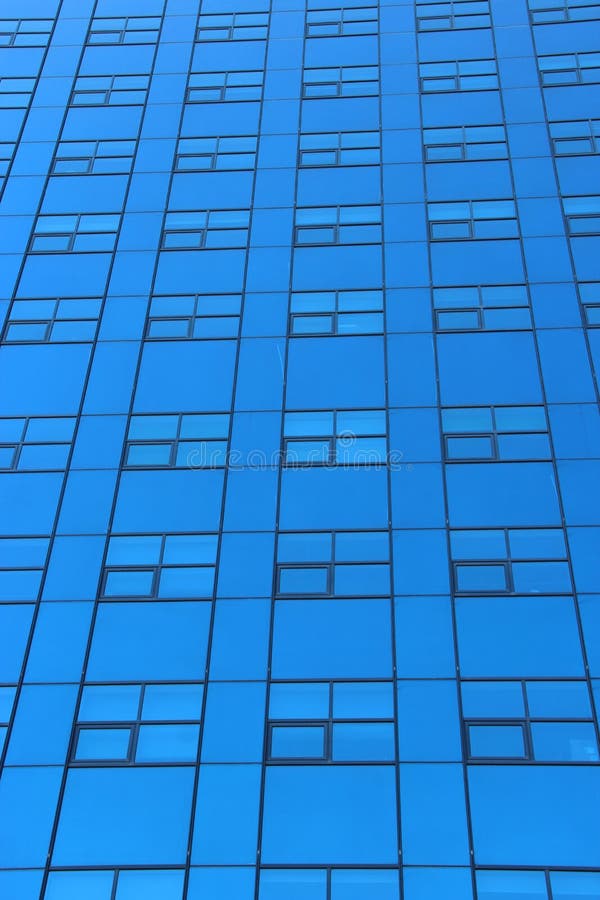 Υψηλός σύγχρονος ουρανοξύστης με πολλά παράθυρα στοκ φωτογραφία