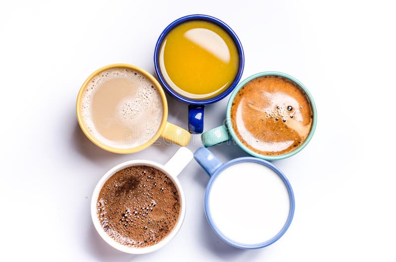 Φλιτζάνια του καφέ, γάλα, χυμός, cappuccino η ανασκόπηση απομόνωσε το λευκό ζωηρόχρωμα φλυτζάνια Γυαλιά που τοποθετούνται σε έναν στοκ φωτογραφίες με δικαίωμα ελεύθερης χρήσης
