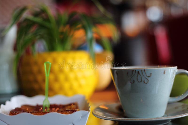 Φλυτζάνι και φρυγανιά Capuccino στοκ εικόνα Φλυτζάνι και φρυγανιά Capuccino στοκ εικόνα