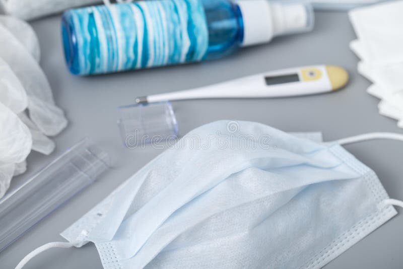 φάρμακα για την προστασία από ιούς ιατρική μάσκα χαρτοπετσέτες αντισηπτικές φιάλες στοκ εικόνες