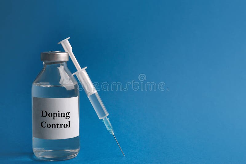 φάρμακο και σύριγγα στο μπλε φόντο για κείμενο. έλεγχος εντοπισμού στοκ εικόνες