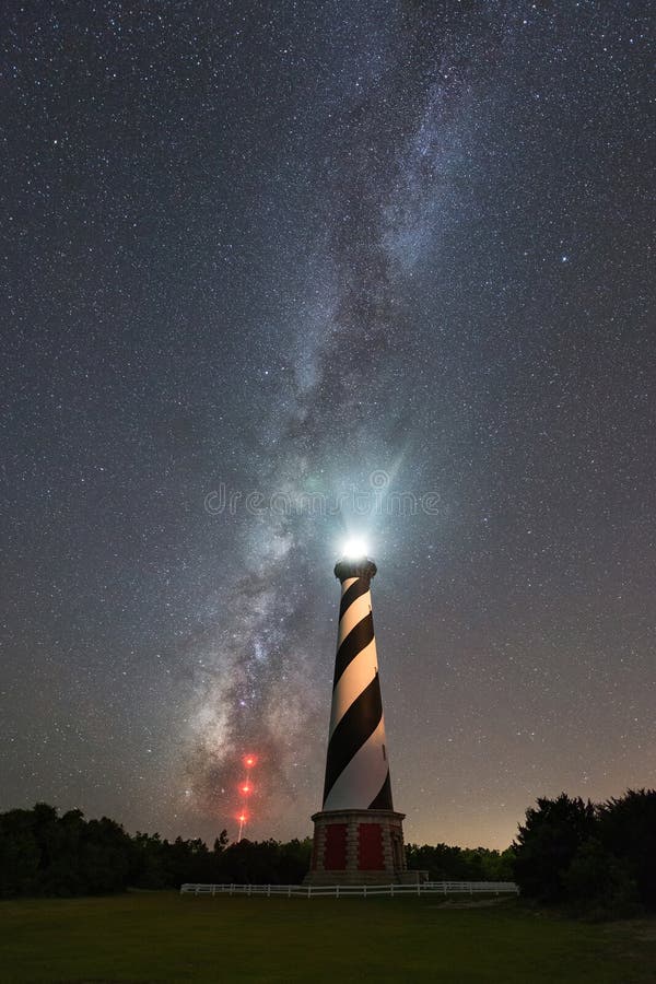 Φάρος Hatteras ακρωτηρίων κάτω από το γαλακτώδη γαλαξία τρόπων στοκ φωτογραφία με δικαίωμα ελεύθερης χρήσης Φάρος Hatteras ακρωτηρίων κάτω από το γαλακτώδη γαλαξία τρόπων στοκ φωτογραφία με δικαίωμα ελεύθερης χρήσης