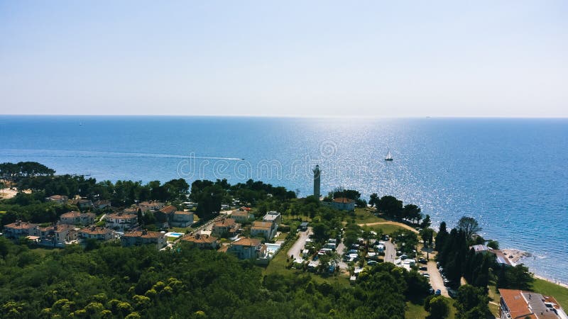 φάρος στην αβουντρίγια εναέρια ακτή ακτή όντας κροατία στοκ εικόνες
