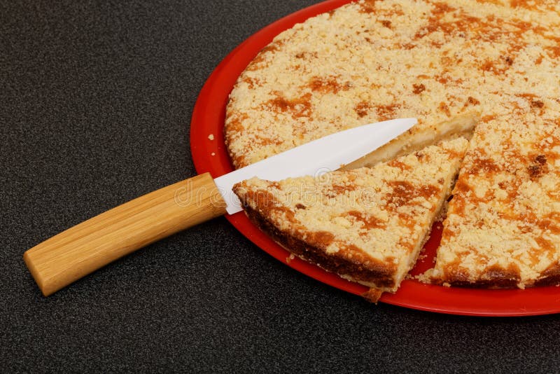 Φέτα Cheesecake στάρπης στο κόκκινο πιάτο στοκ εικόνες Φέτα Cheesecake στάρπης στο κόκκινο πιάτο στοκ εικόνες