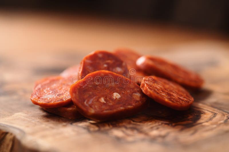 Φέτες chorizo σε σανίδα ελαιοκάρπου στοκ φωτογραφία με δικαίωμα ελεύθερης χρήσης