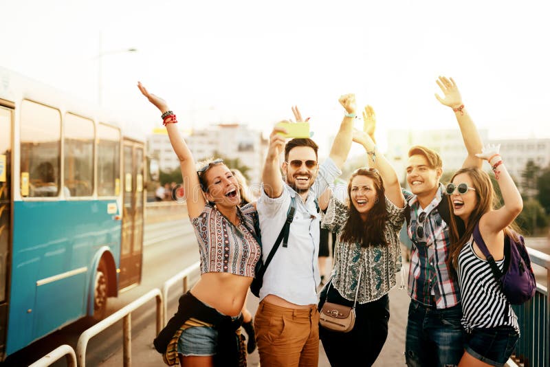 Φίλοι που ταξιδεύουν, που παίρνουν selfies και που χαμογελούν στοκ εικόνες