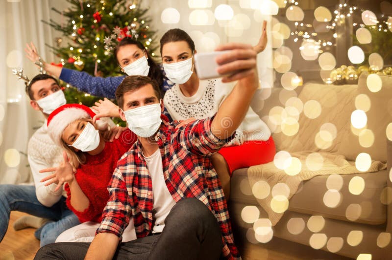 φίλοι με μάσκες που παίρνουν selfie στο χριστουγεννιάτικο πάρτι στοκ εικόνες με δικαίωμα ελεύθερης χρήσης