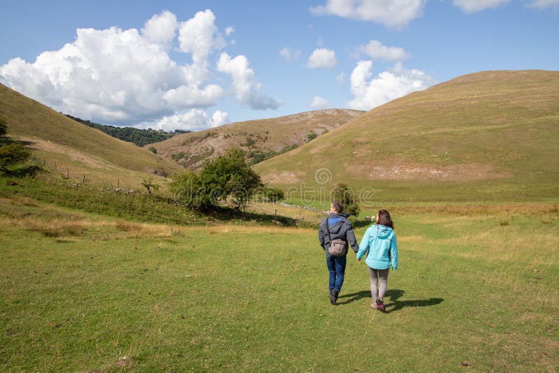 Φίλοι που περπατούν στην κοιλάδα Derbyshire Dovedale Thorpe στοκ φωτογραφία Φίλοι που περπατούν στην κοιλάδα Derbyshire Dovedale Thorpe στοκ φωτογραφία