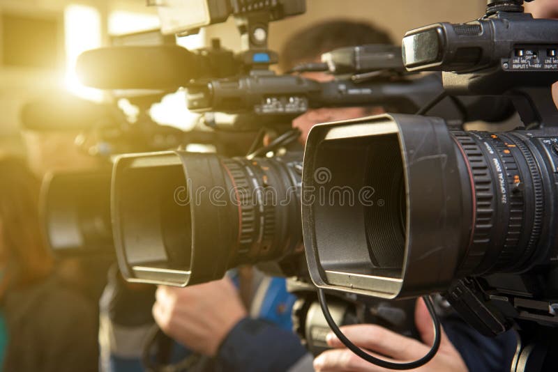 Φακοί Camcorder κατά την πυροβολισμό των κινηματογραφήσεων σε πρώτο πλάνο στο backlight στοκ φωτογραφία με δικαίωμα ελεύθερης χρήσης Φακοί Camcorder κατά την πυροβολισμό των κινηματογραφήσεων σε πρώτο πλάνο στο backlight στοκ φωτογραφία με δικαίωμα ελεύθερης χρήσης