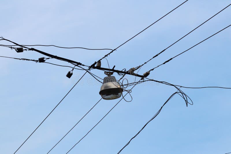 Φανάρι για να φωτίσει τις οδούς πόλεων Ηλεκτρικοί ουρανός και σύννεφα υποβάθρου δικτύων καλωδίων EN building city evening high mo στοκ εικόνες Φανάρι για να φωτίσει τις οδούς πόλεων Ηλεκτρικοί ουρανός και σύννεφα υποβάθρου δικτύων καλωδίων EN building city evening high mo στοκ εικόνες