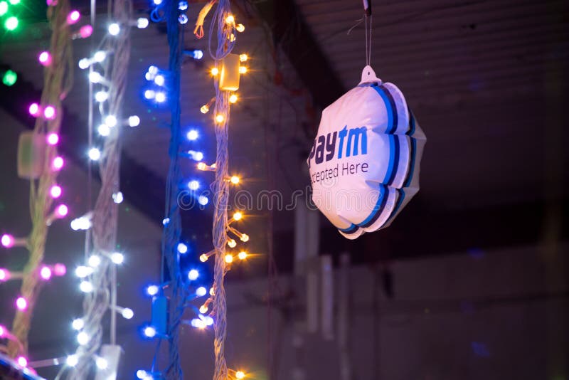 φανάρια ποικίλων χρωμάτων από diwali, καθώς και ένας παίχτης που δείχνει την επιτυχημένη ipo και τους εορτασμούς για στοκ φωτογραφίες με δικαίωμα ελεύθερης χρήσης