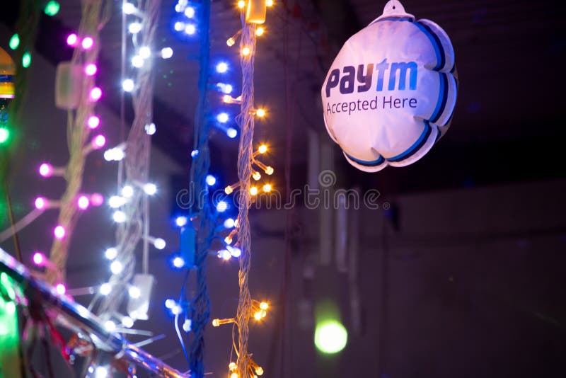 φανάρια ποικίλων χρωμάτων από diwali, καθώς και ένας παίχτης που δείχνει την επιτυχημένη ipo και τους εορτασμούς για στοκ φωτογραφία