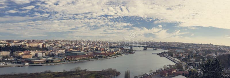 Φανταστικές απόψεις της πόλης και του λόφου μια ηλιόλουστη ημέρα από ένα σημείο εξέτασης Ιστανμπούλ, Τουρκία στοκ φωτογραφία Φανταστικές απόψεις της πόλης και του λόφου μια ηλιόλουστη ημέρα από ένα σημείο εξέτασης Ιστανμπούλ, Τουρκία στοκ φωτογραφία