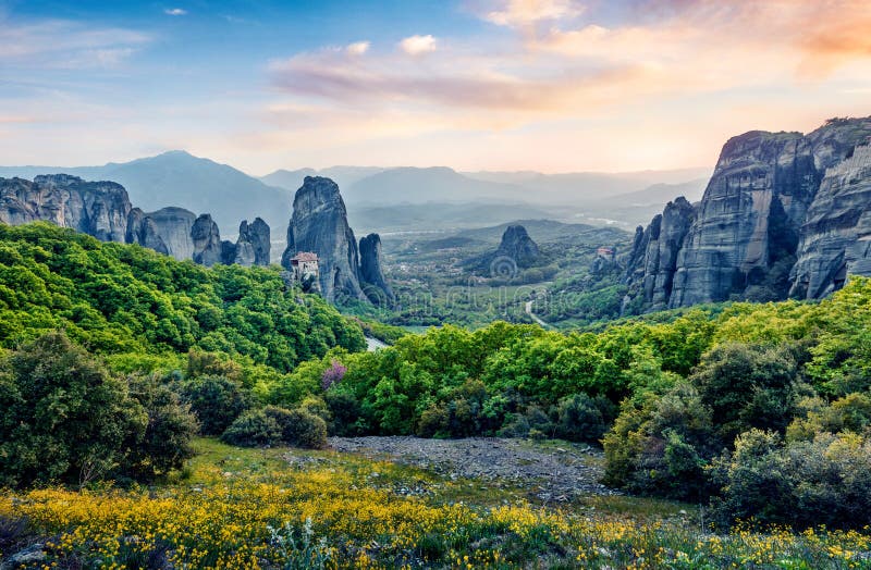 φανταστική θέα διάσημων ορθόδοξων μοναστηριών που αναφέρονται ως μνημείο παγκόσμιας κληρονομιάς χτισμένο πάνω από βραχώδεις πυλώνε στοκ εικόνες με δικαίωμα ελεύθερης χρήσης