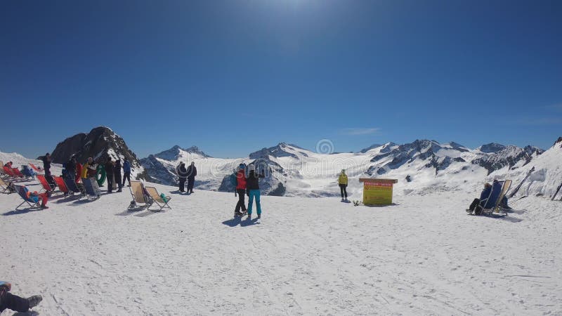 Φανταστική θέα κατά την άφιξη του συρματόσχοινου Presena στον παγετώνα Adamello, Lobbie, Presanella και Pian di Neve Ιταλικές άλπ