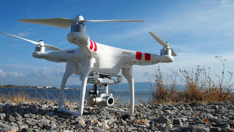 Φανταστικός κηφήνας οράματος 2+ DJI στην προσγείωση στοκ φωτογραφίες με δικαίωμα ελεύθερης χρήσης Φανταστικός κηφήνας οράματος 2+ DJI στην προσγείωση στοκ φωτογραφίες με δικαίωμα ελεύθερης χρήσης