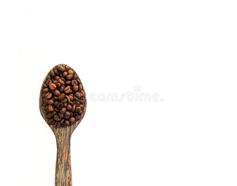 Φασόλια καφέ στο ξύλινο κουτάλι