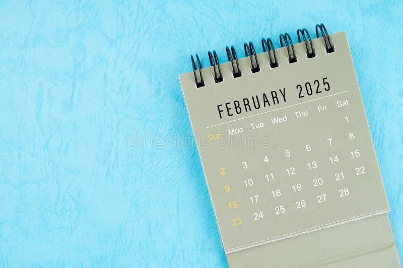 φεβρουάριος 2025 ημερολόγιο γραφείου στο μπλε φόντο στοκ εικόνες