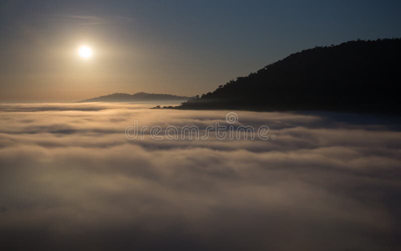 Φεγγάρι και ομίχλη το πρωί με το βουνό σε Khao Kho, Ταϊλάνδη στοκ εικόνες