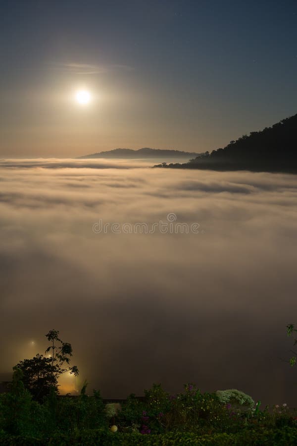 Φεγγάρι και ομίχλη το πρωί με το βουνό σε Khao Kho, Ταϊλάνδη στοκ εικόνες