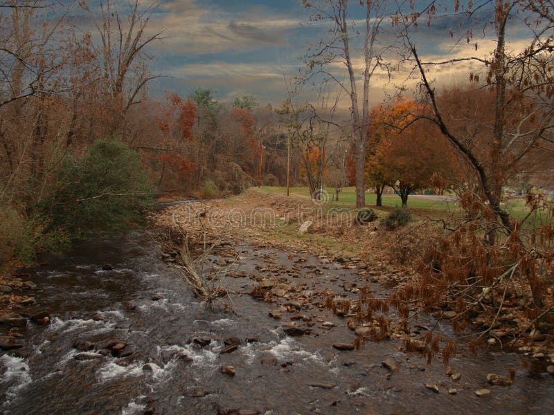 Φθινοπωρινό ηλιοβασίλεμα πάνω από το Whitetop Laurel Creek στη Δαμασκό της Βιρτζίνια στοκ εικόνες