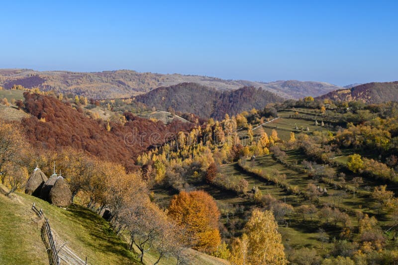 Φθινοπωρινό τοπίο κοντά στο χωριό Meria Tinutul Padurenilor Romania. Η Meria είναι ένα ορεινό χωριό που βρίσκεται σε μία από τις πλαγιές του Tinutul Padurenilor