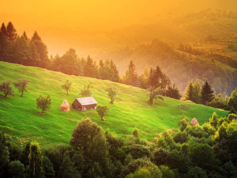 φθινοπωρινό τοπίο στο χωριό magura piatra craiului massif. καρπαθιανός τρανσυλβανία. στοκ εικόνες