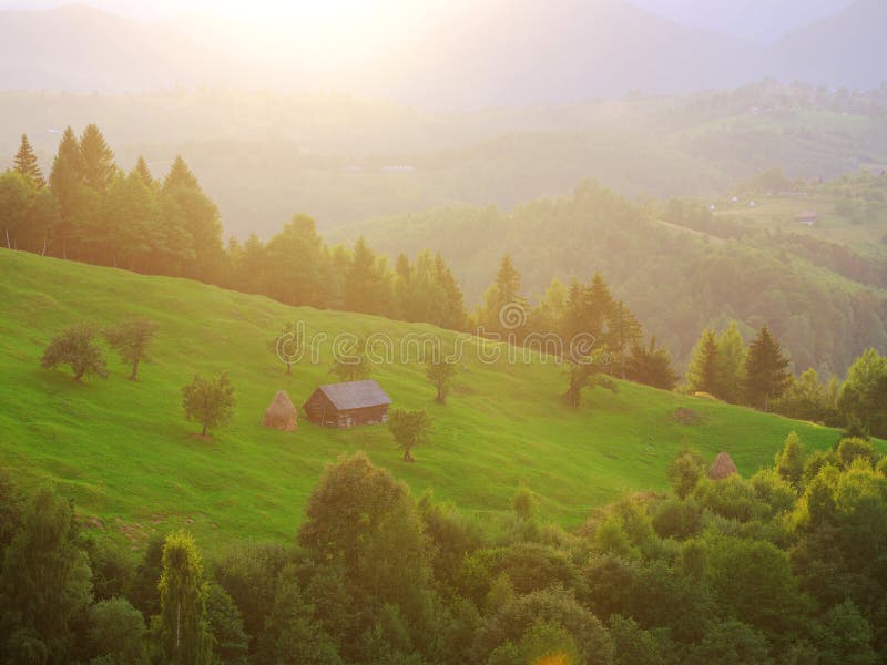 φθινοπωρινό τοπίο στο χωριό magura piatra craiului massif. καρπαθιανός τρανσυλβανία. στοκ φωτογραφία με δικαίωμα ελεύθερης χρήσης