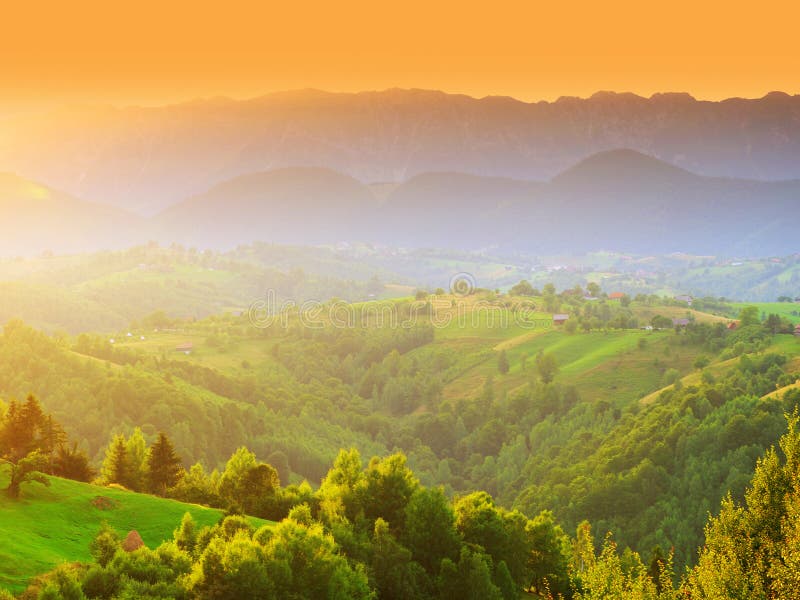 φθινοπωρινό τοπίο στο χωριό magura piatra craiului massif. καρπαθιανός τρανσυλβανία. στοκ εικόνες με δικαίωμα ελεύθερης χρήσης
