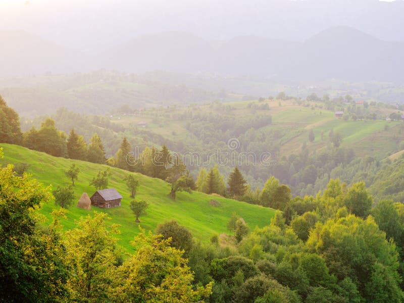 φθινοπωρινό τοπίο στο χωριό magura piatra craiului massif. καρπαθιανός τρανσυλβανία. στοκ φωτογραφία