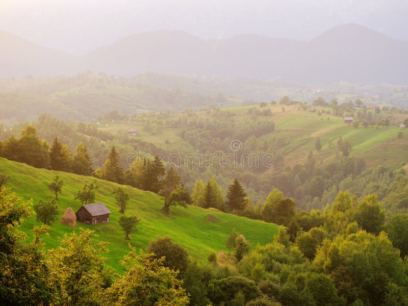 φθινοπωρινό τοπίο στο χωριό magura piatra craiului massif. καρπαθιανός τρανσυλβανία. στοκ φωτογραφίες