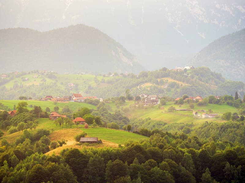 φθινοπωρινό τοπίο στο χωριό magura piatra craiului massif. καρπαθιανός τρανσυλβανία. στοκ φωτογραφία με δικαίωμα ελεύθερης χρήσης