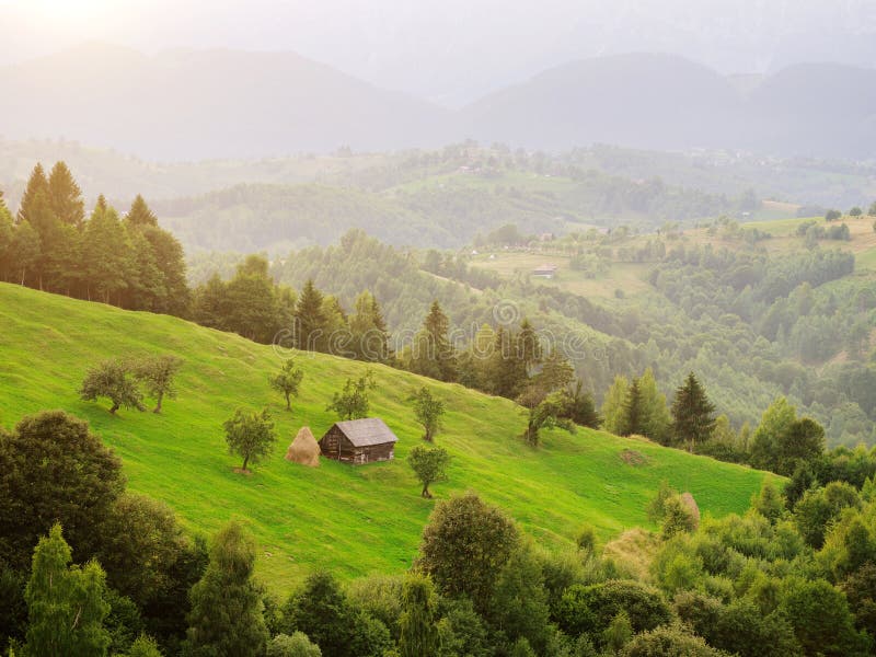 φθινοπωρινό τοπίο στο χωριό magura piatra craiului massif. καρπαθιανός τρανσυλβανία. στοκ εικόνες με δικαίωμα ελεύθερης χρήσης