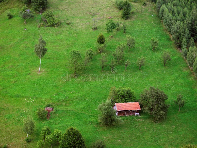 φθινοπωρινό τοπίο στο χωριό magura piatra craiului massif. καρπαθιανός τρανσυλβανία. στοκ εικόνες με δικαίωμα ελεύθερης χρήσης