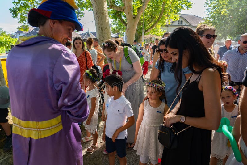 Φιλικός καλλιτέχνης μπαλονιών που περιμένει την επιλογή των παιδιών στις 4 ιουλίου στο Jugendfest Brugg 2019 στοκ εικόνα Φιλικός καλλιτέχνης μπαλονιών που περιμένει την επιλογή των παιδιών στις 4 ιουλίου στο Jugendfest Brugg 2019 στοκ εικόνα