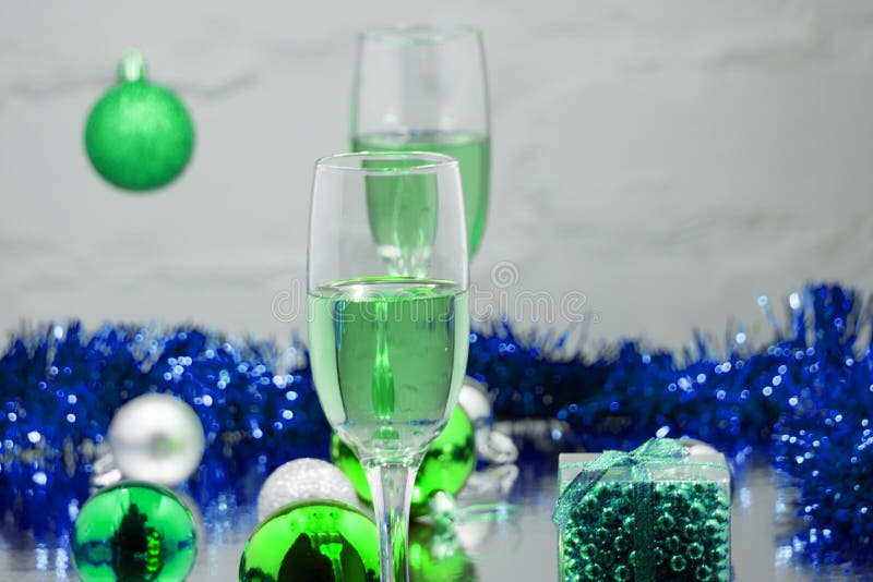Φλάουτα CHAMPAGNE και κιβώτια δώρων στοκ φωτογραφία Φλάουτα CHAMPAGNE και κιβώτια δώρων στοκ φωτογραφία