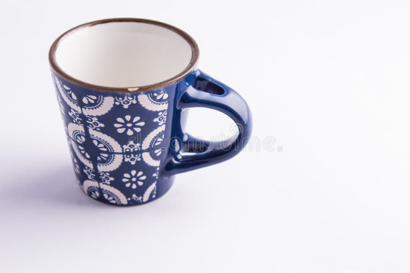 Φλυτζάνι Coffe κενό φιαγμένο από λεπτά διακοσμημένη μπλε και λευκιά Κίνα στοκ φωτογραφίες με δικαίωμα ελεύθερης χρήσης Φλυτζάνι Coffe κενό φιαγμένο από λεπτά διακοσμημένη μπλε και λευκιά Κίνα στοκ φωτογραφίες με δικαίωμα ελεύθερης χρήσης