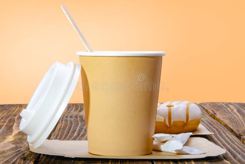 Φλυτζάνι εγγράφου για τον καφέ Πορτοκαλί υπόβαθρο στοκ εικόνες Φλυτζάνι εγγράφου για τον καφέ Πορτοκαλί υπόβαθρο στοκ εικόνες