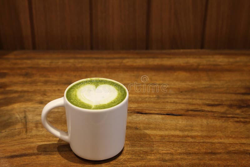 Φλυτζάνι του ζεστού ποτού τέχνης τσαγιού matcha πράσινου latte για τον εραστή στο βαλεντίνο με διαμορφωμένο το καρδιά γάλα αφρού στοκ εικόνες με δικαίωμα ελεύθερης χρήσης Φλυτζάνι του ζεστού ποτού τέχνης τσαγιού matcha πράσινου latte για τον εραστή στο βαλεντίνο με διαμορφωμένο το καρδιά γάλα αφρού στοκ εικόνες με δικαίωμα ελεύθερης χρήσης