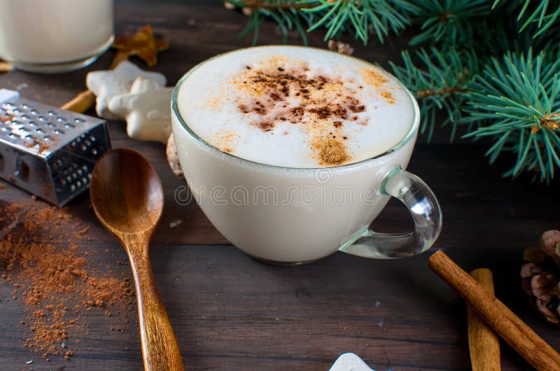 Φλυτζάνι του καυτού καφέ latte, της κανέλας, των μπισκότων και των κλάδων έλατου στοκ φωτογραφία Φλυτζάνι του καυτού καφέ latte, της κανέλας, των μπισκότων και των κλάδων έλατου στοκ φωτογραφία