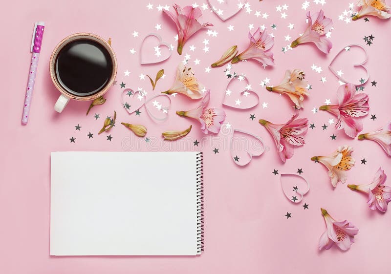 Φλυτζάνι του χαιρετισμού coffe και άνοιξη με μια μάνδρα, σύνθεση λουλουδιών Η τοπ άποψη, επίπεδη βάζει Θέση για το κείμενο, copys στοκ φωτογραφία Φλυτζάνι του χαιρετισμού coffe και άνοιξη με μια μάνδρα, σύνθεση λουλουδιών Η τοπ άποψη, επίπεδη βάζει Θέση για το κείμενο, copys στοκ φωτογραφία