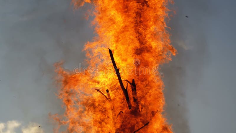 Φλόγα γλωσσών μιας μεγάλης πυρκαγιάς το βράδυ ενάντια στον ουρανό