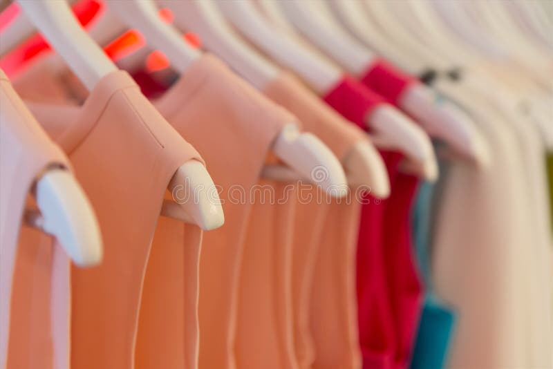 Φορέματα στις κρεμάστρες ενδυμάτων στοκ εικόνα